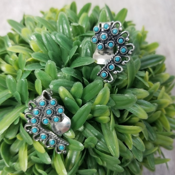 Vintage Sancrest R faux turquoise and silvertone clip earrings - Picture 5 of 7